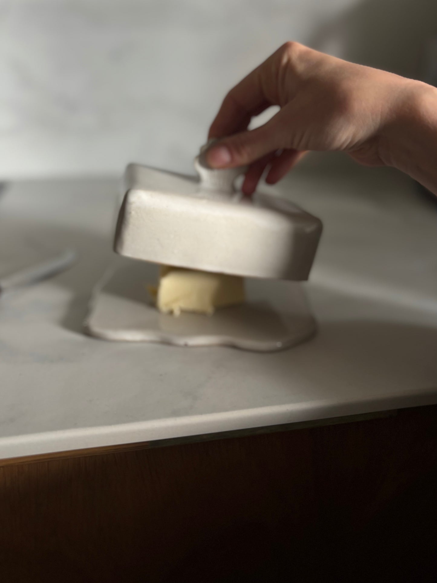 Ceramiczna Maselnica z uchwytem Muszlą Pearl White