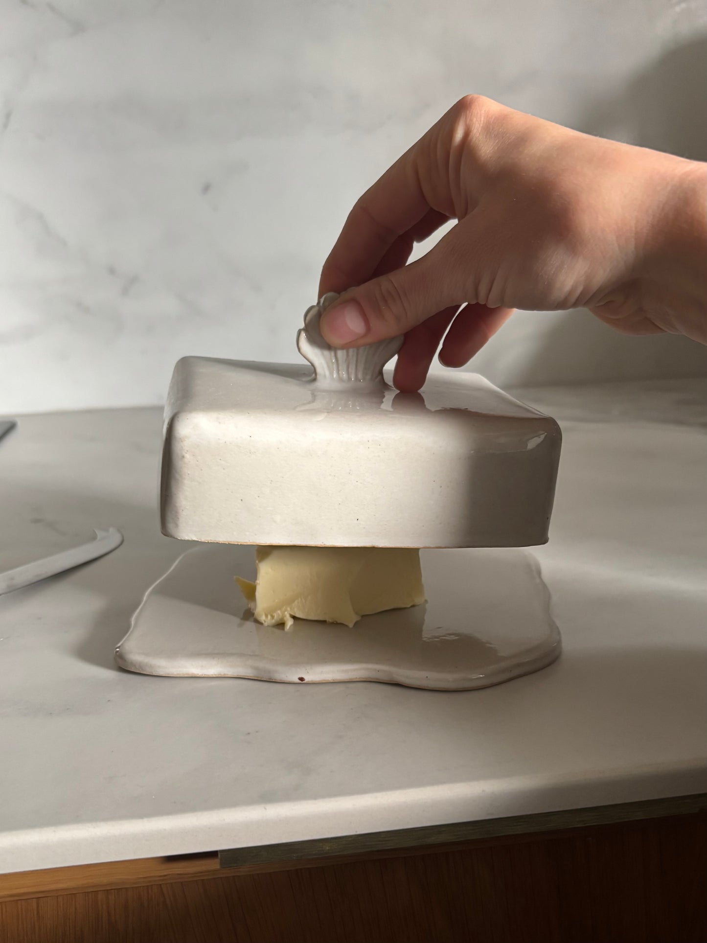 Ceramiczna Maselnica z uchwytem Muszlą Pearl White