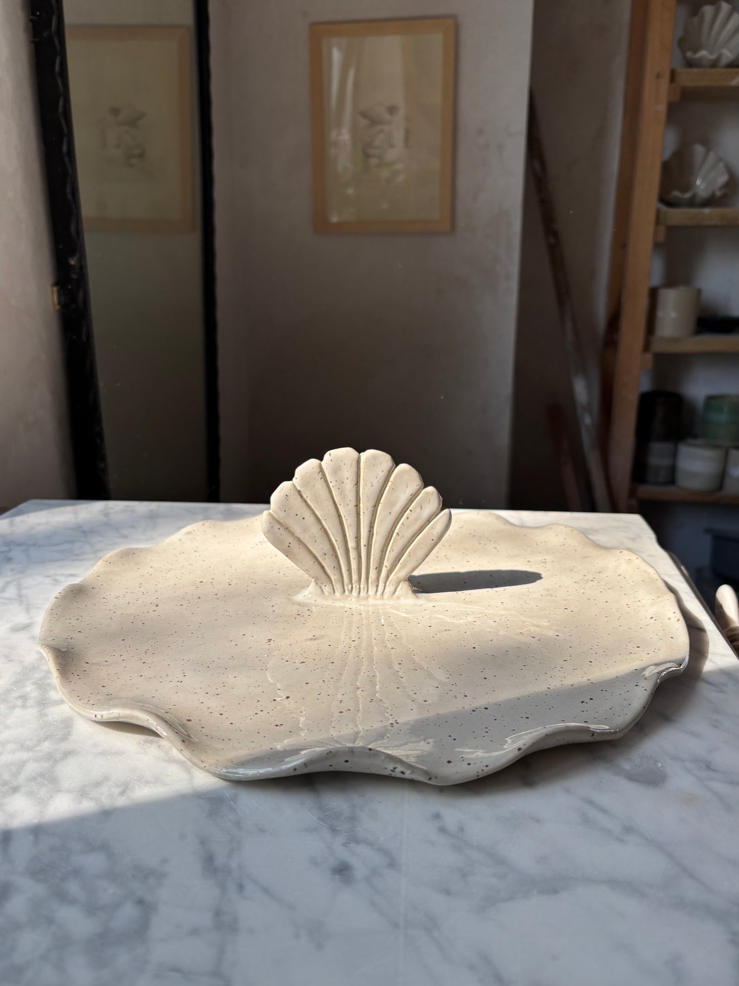 Ceramiczna Patera na Ciasto z Muszlą XXL Freckled Pearl White