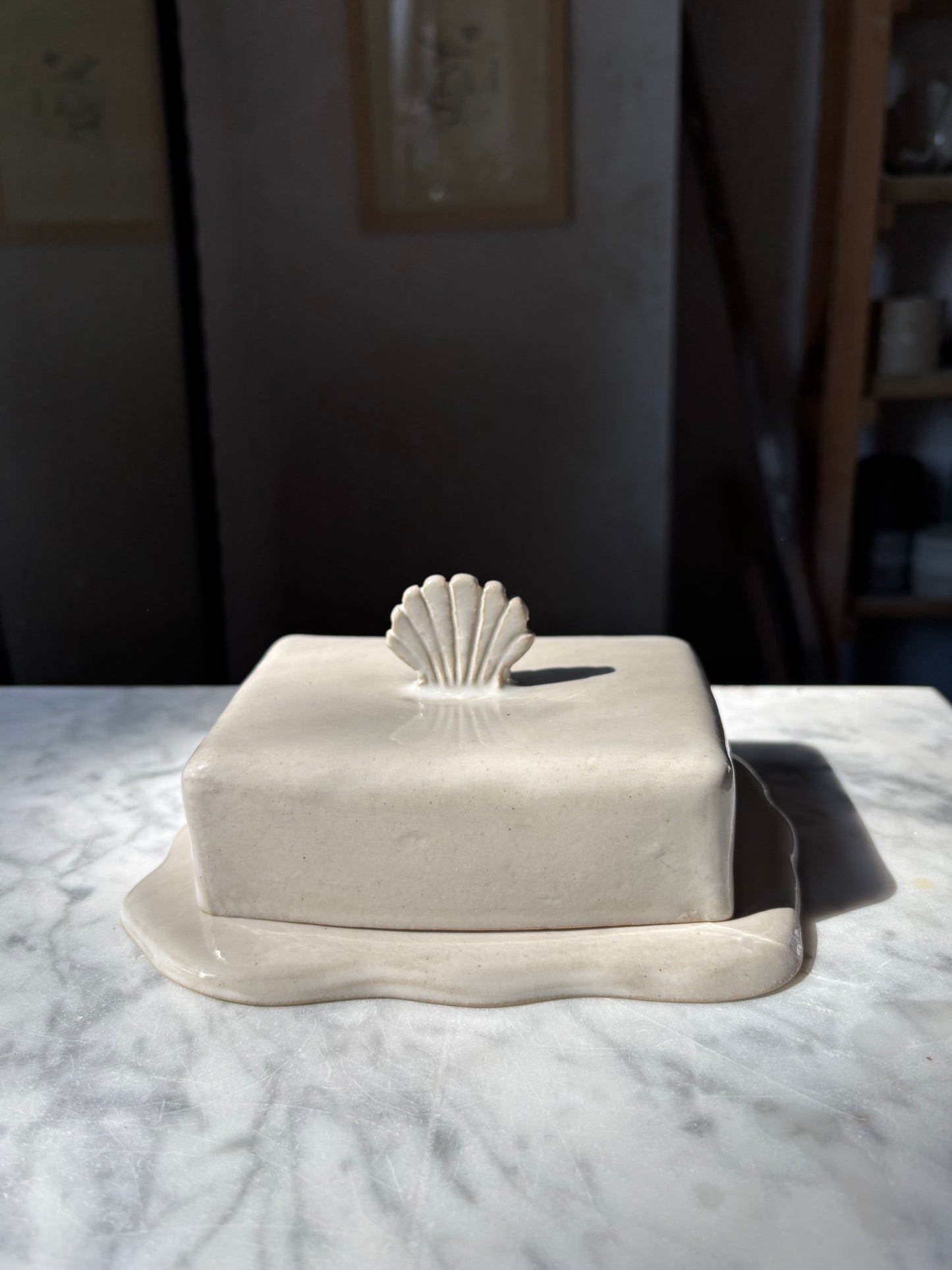 Ceramiczna Maselnica z uchwytem Muszlą Pearl White
