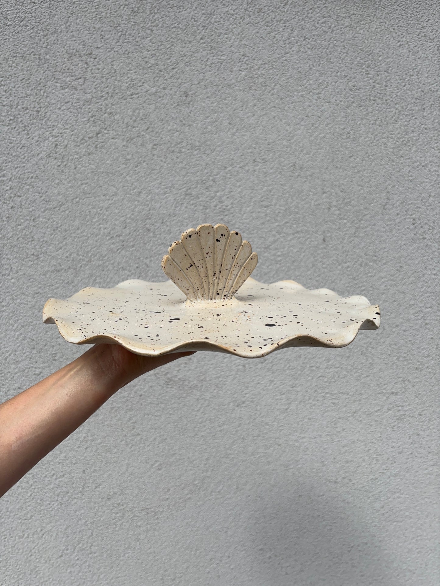 Ceramiczna Patera na Ciasto z Muszlą XXL Freckled Dalmatinian