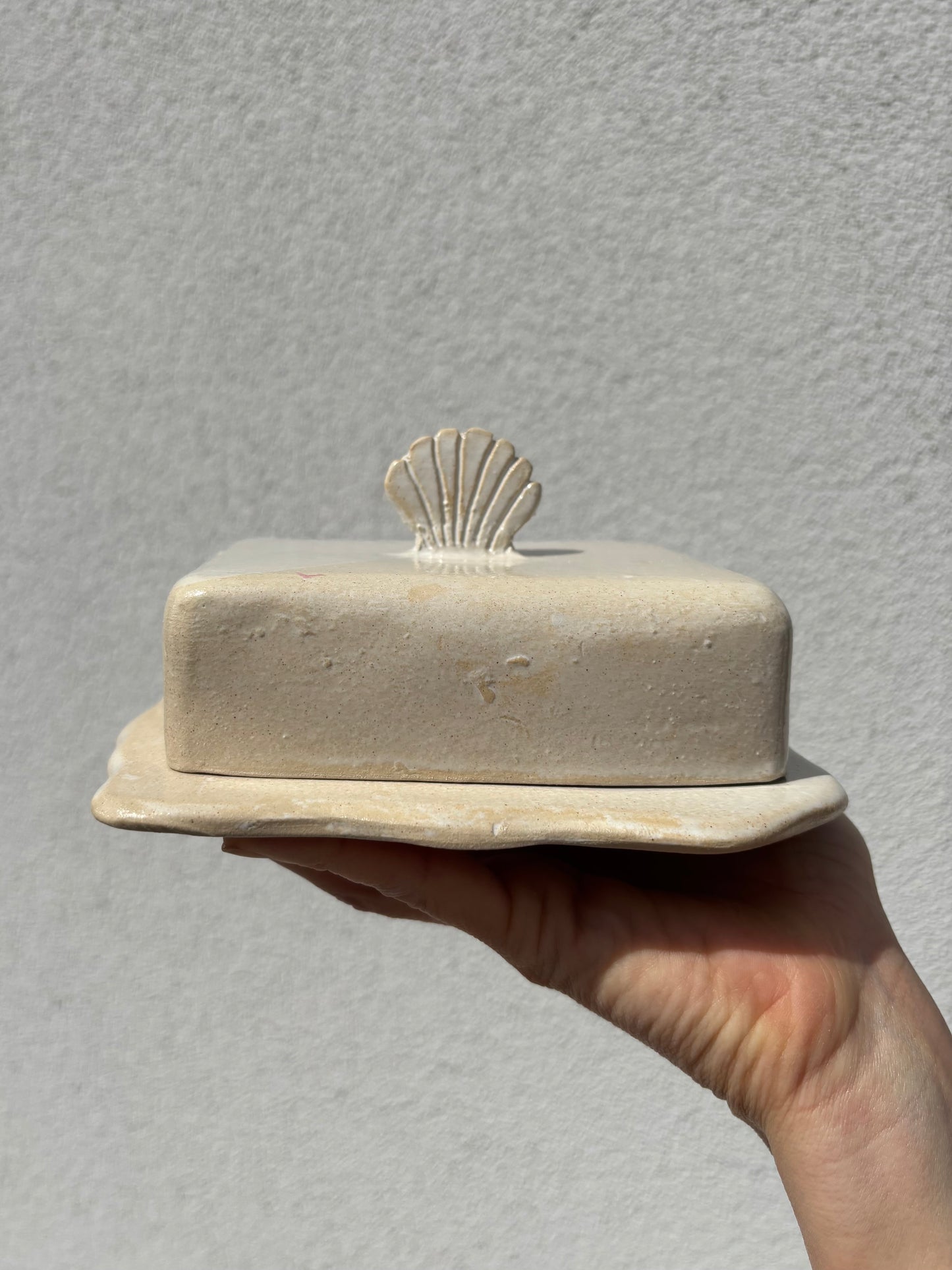 Ceramiczna Maselnica z uchwytem Muszlą Rustic White