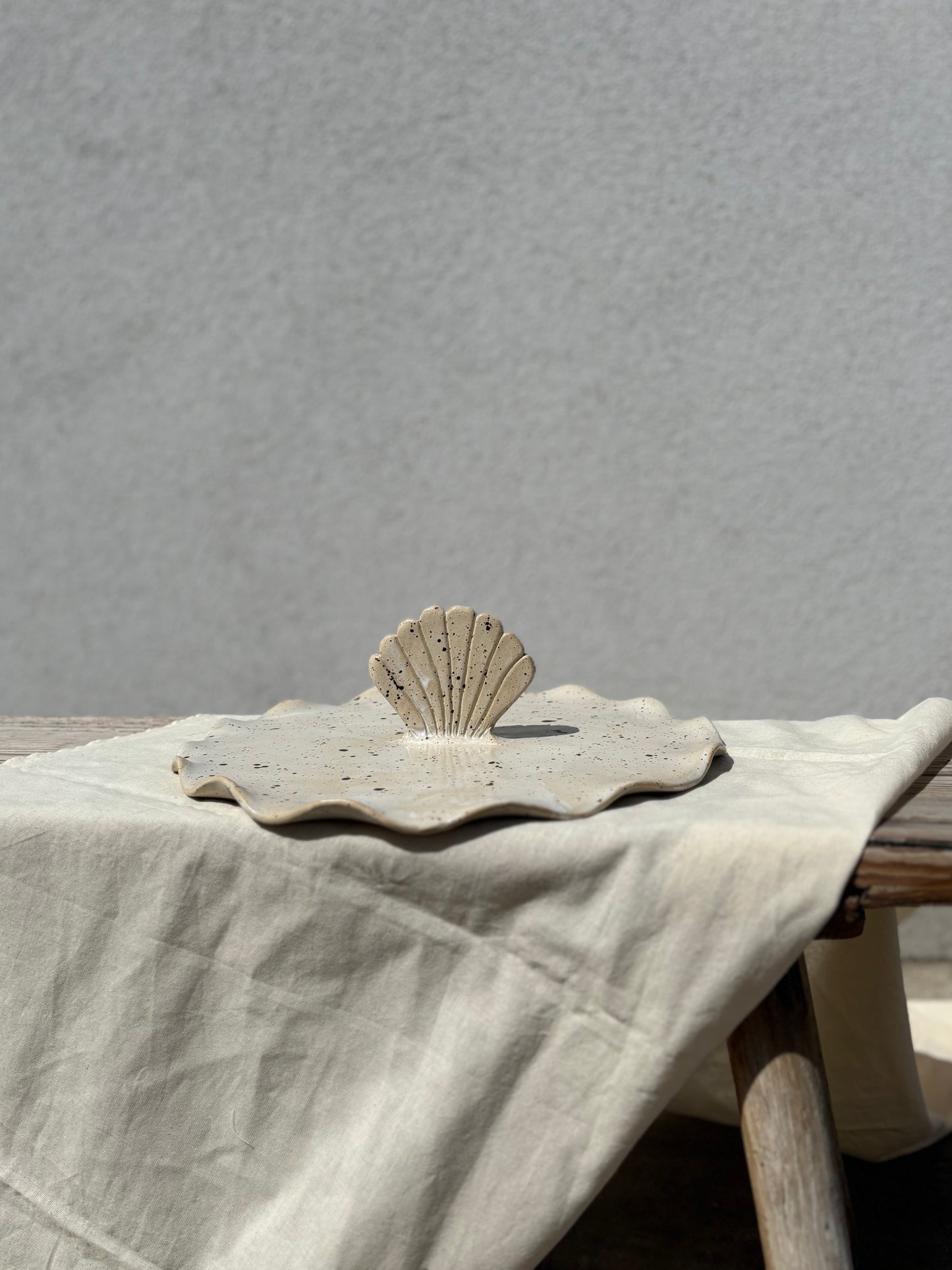 Ceramiczna Patera na Ciasto z Muszlą XXL Freckled Dalmatinian