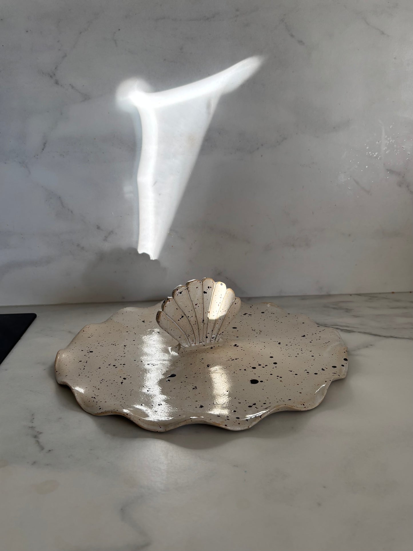 Ceramiczna Patera na Ciasto z Muszlą XXL Freckled Dalmatinian