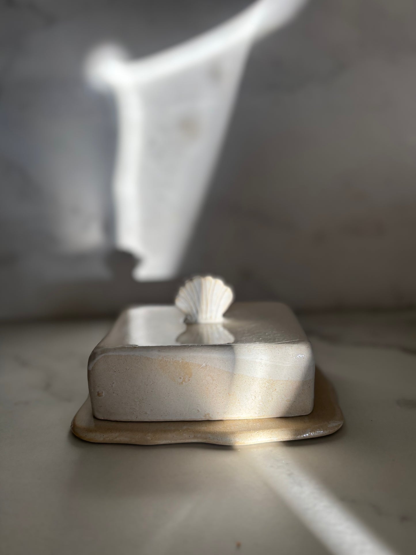 Ceramiczna Maselnica z uchwytem Muszlą Rustic White