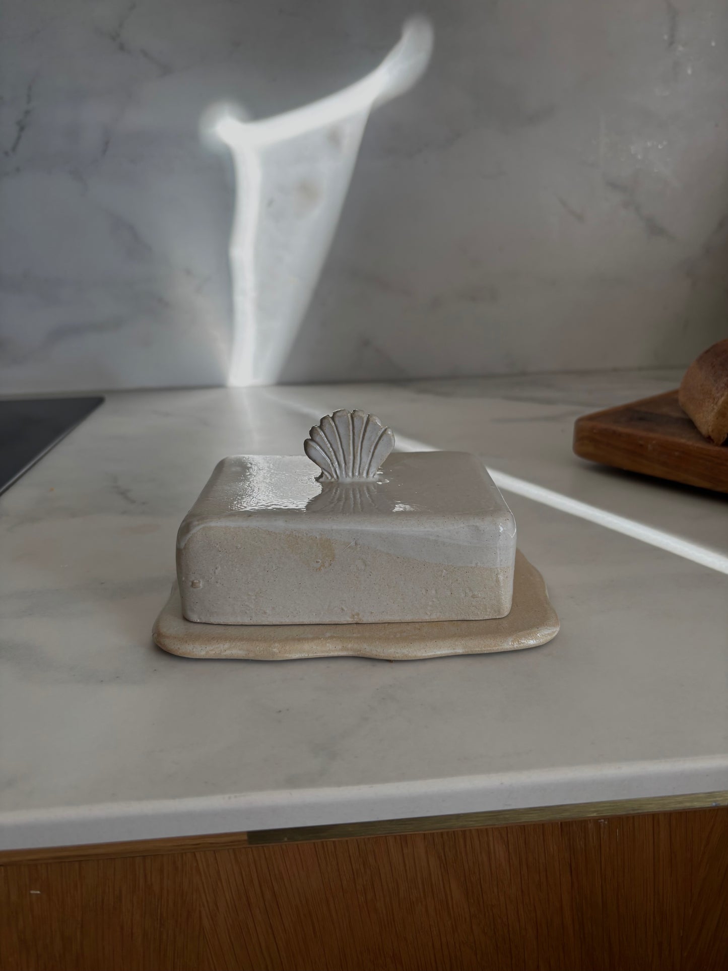 Ceramiczna Maselnica z uchwytem Muszlą Rustic White