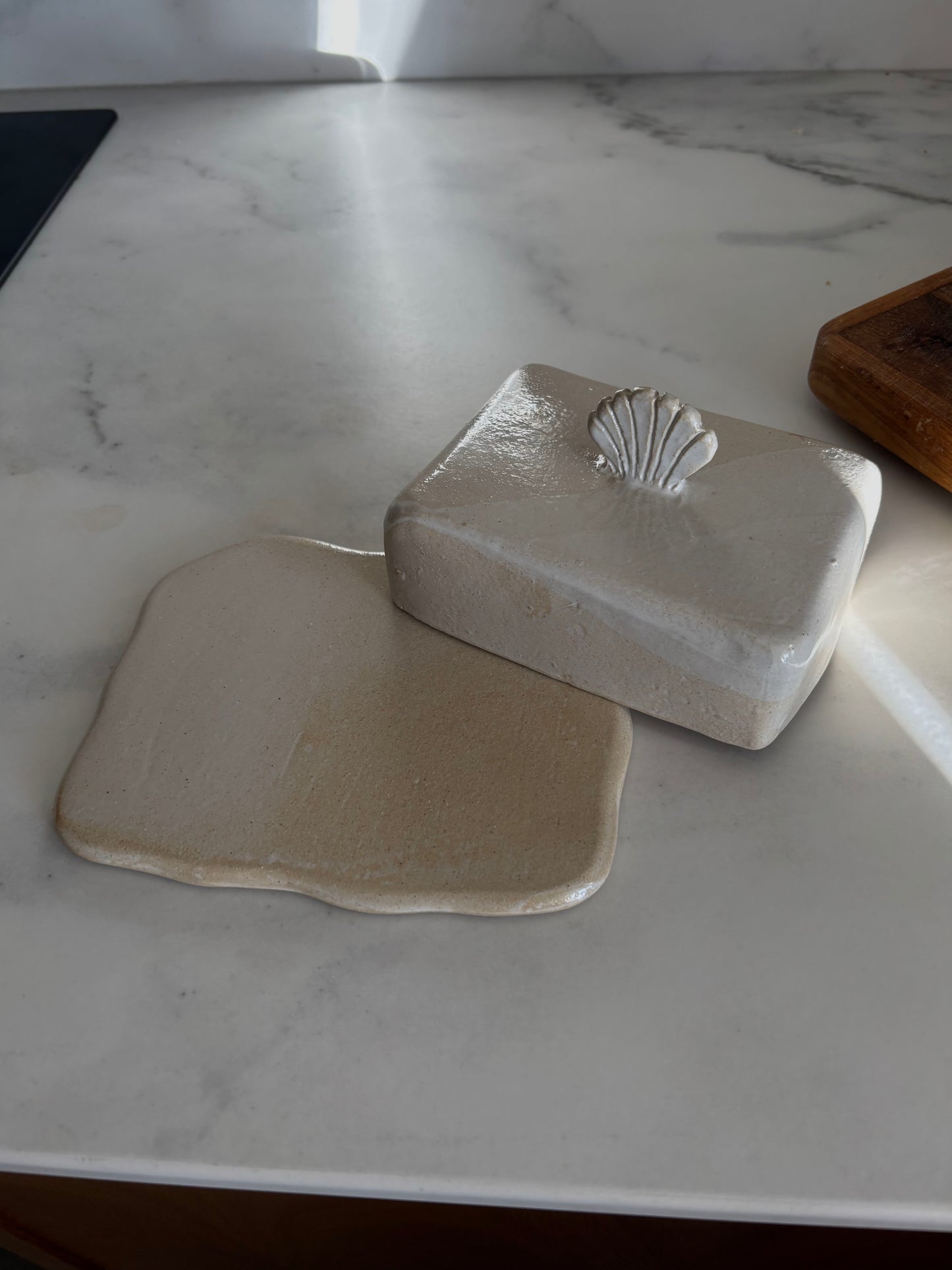 Ceramiczna Maselnica z uchwytem Muszlą Rustic White