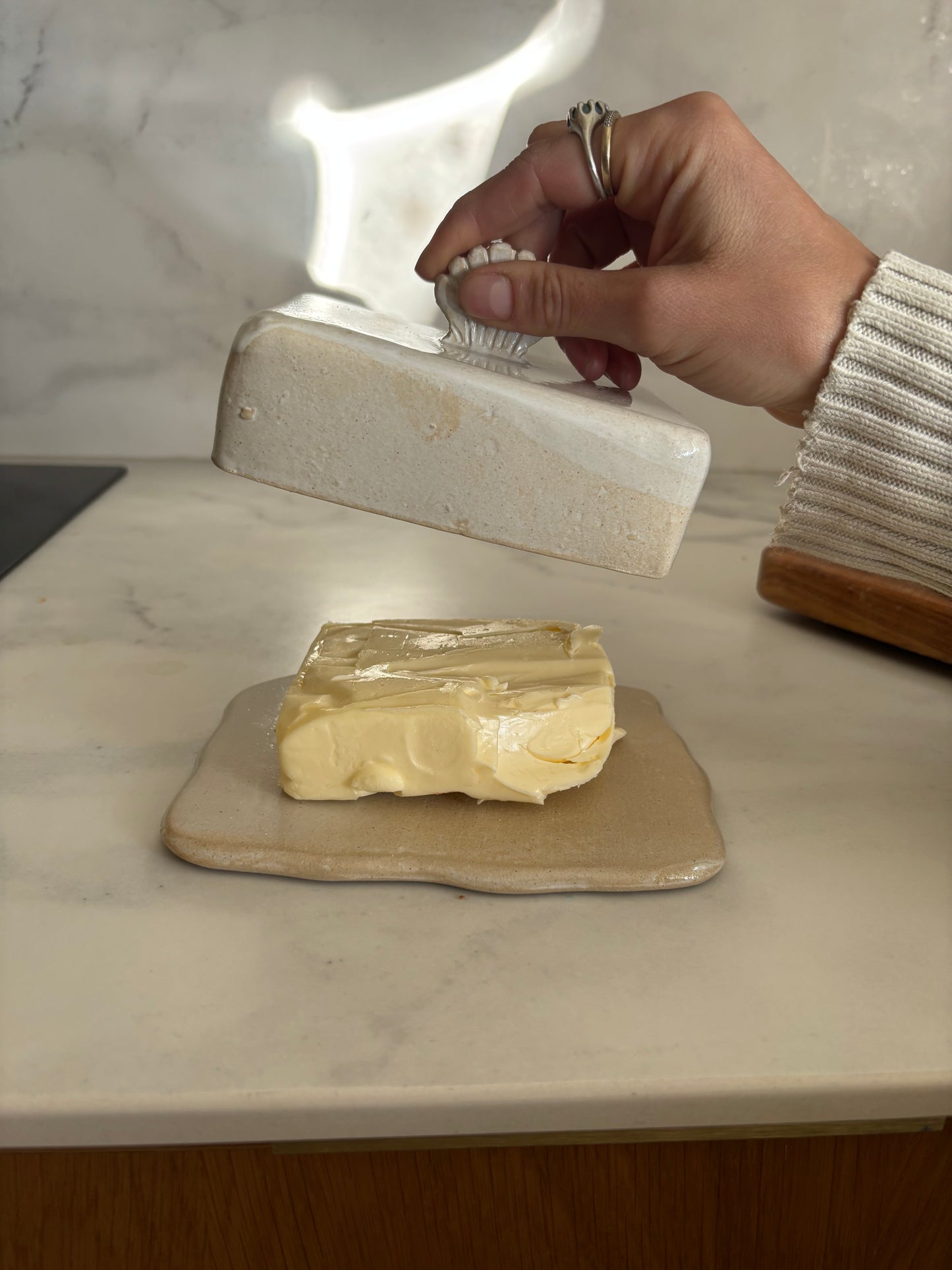 Ceramiczna Maselnica z uchwytem Muszlą Rustic White