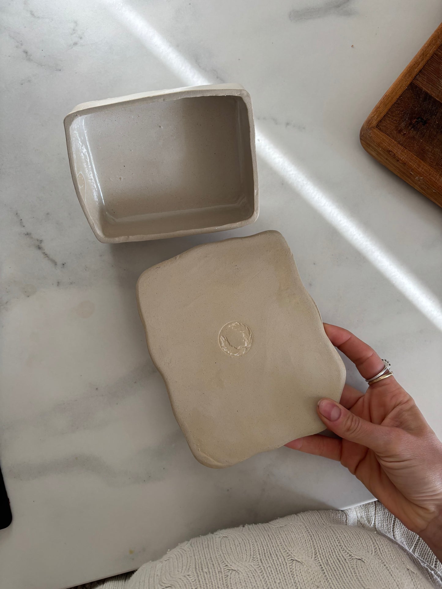 Ceramiczna Maselnica z uchwytem Muszlą Rustic White