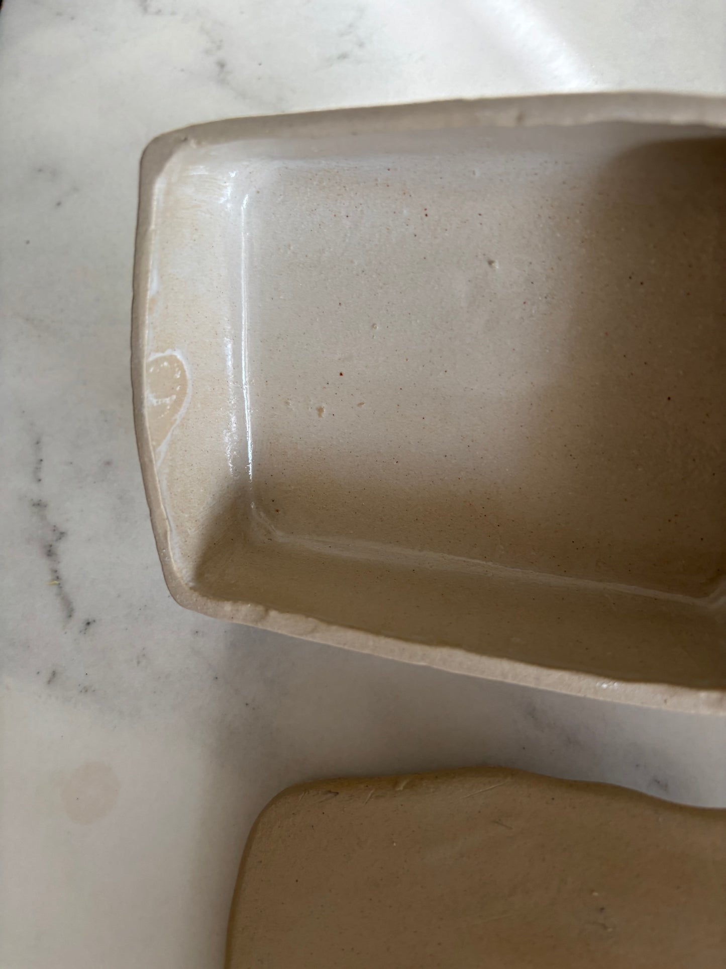 Ceramiczna Maselnica z uchwytem Muszlą Rustic White